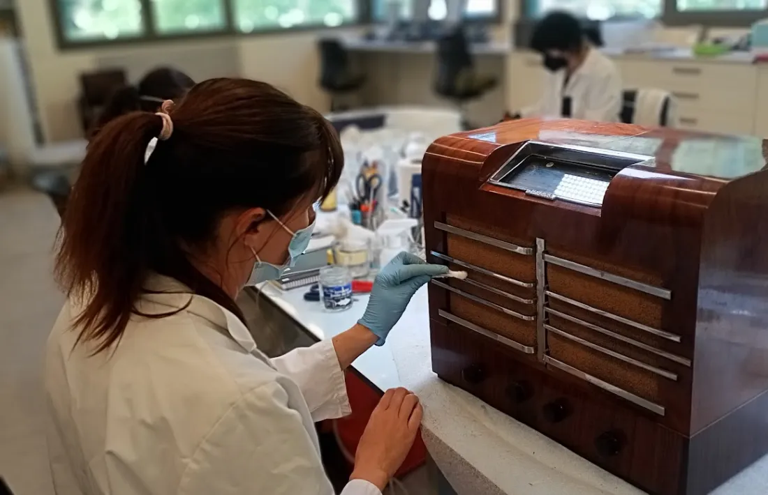 Aparell de ràdio de la casa Ariane dels anys 30.