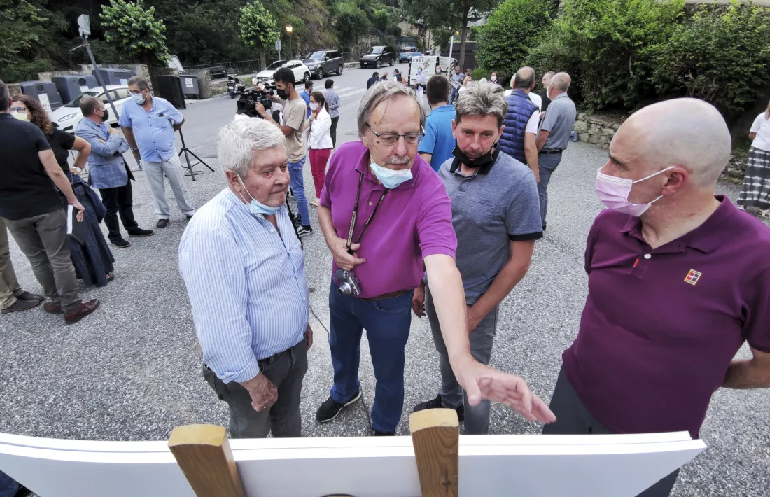 Un moment de la reunió de poble a la plaça de Bixessarri, ahir al vespre.