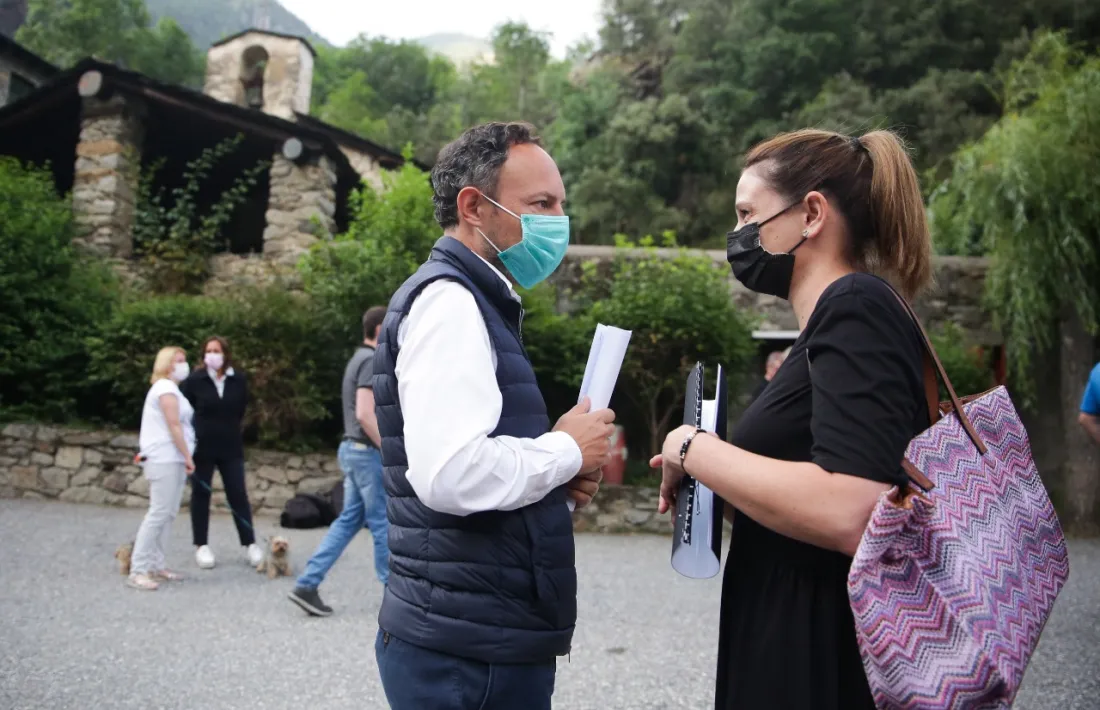 Espot xerrant amb una veïna a Bixessarri.