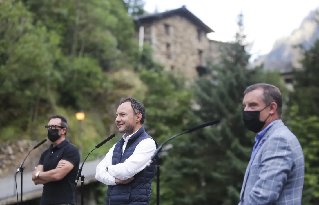 Filloy, Espot i Majoral, escoltant els veïns.