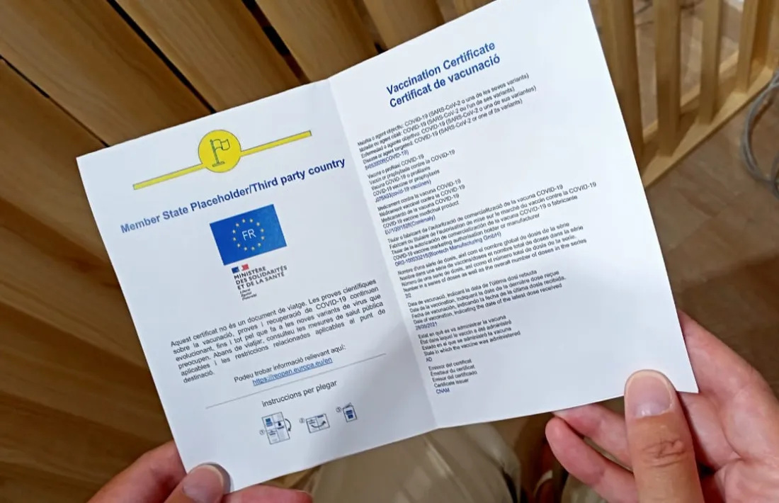 Un dels certificats Covid homologats expedits ahir al centre de vacunació.