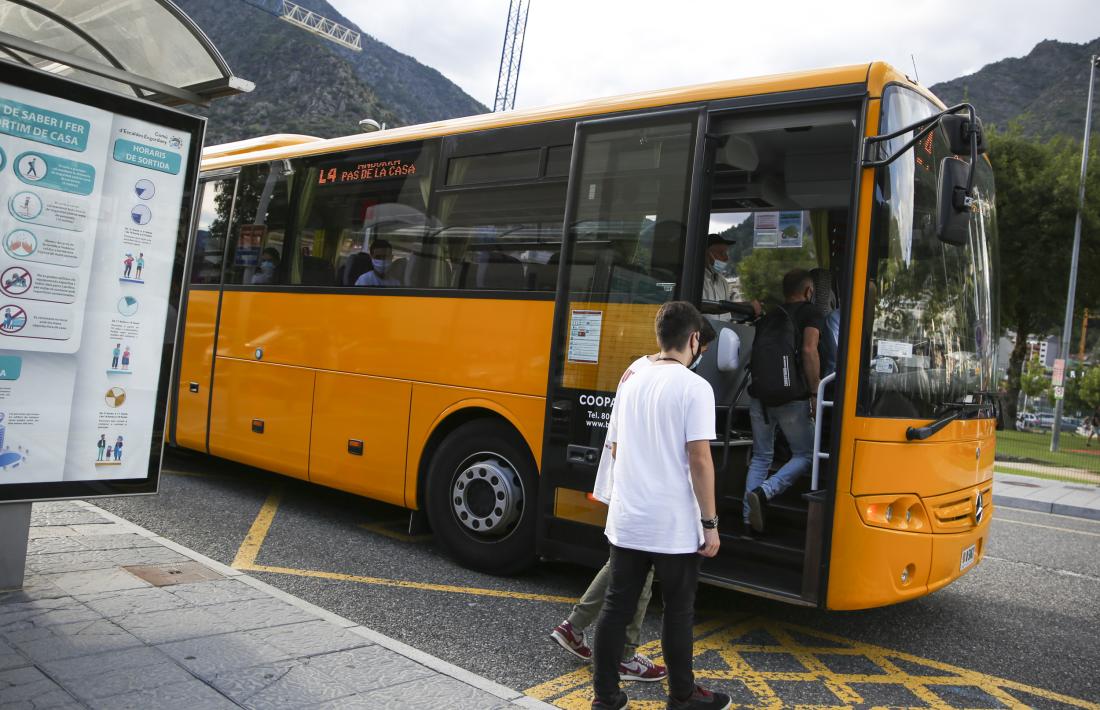 Un autobús que realitza una línia nacional operada per Coopalsa.
