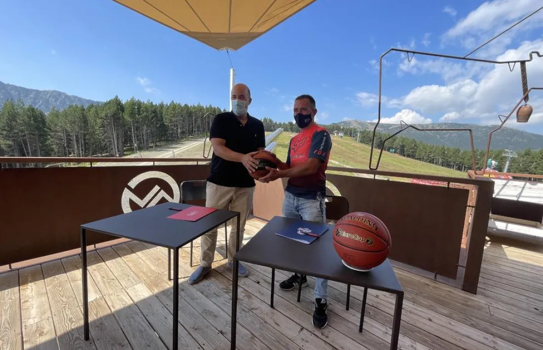 Gorka Aixàs i Josep Marticella van signar un nou acord de patronici entre BC MoraBanc i Vallnord-Pal Arinsal. Foto: Twitter BC MoraBanc