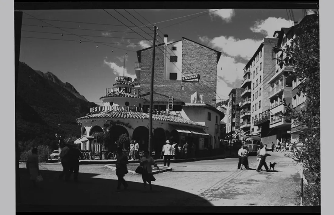 La Rotonda, aixecada els anys 50, es va convertir en un dels eixos de la vida social i comercial.
