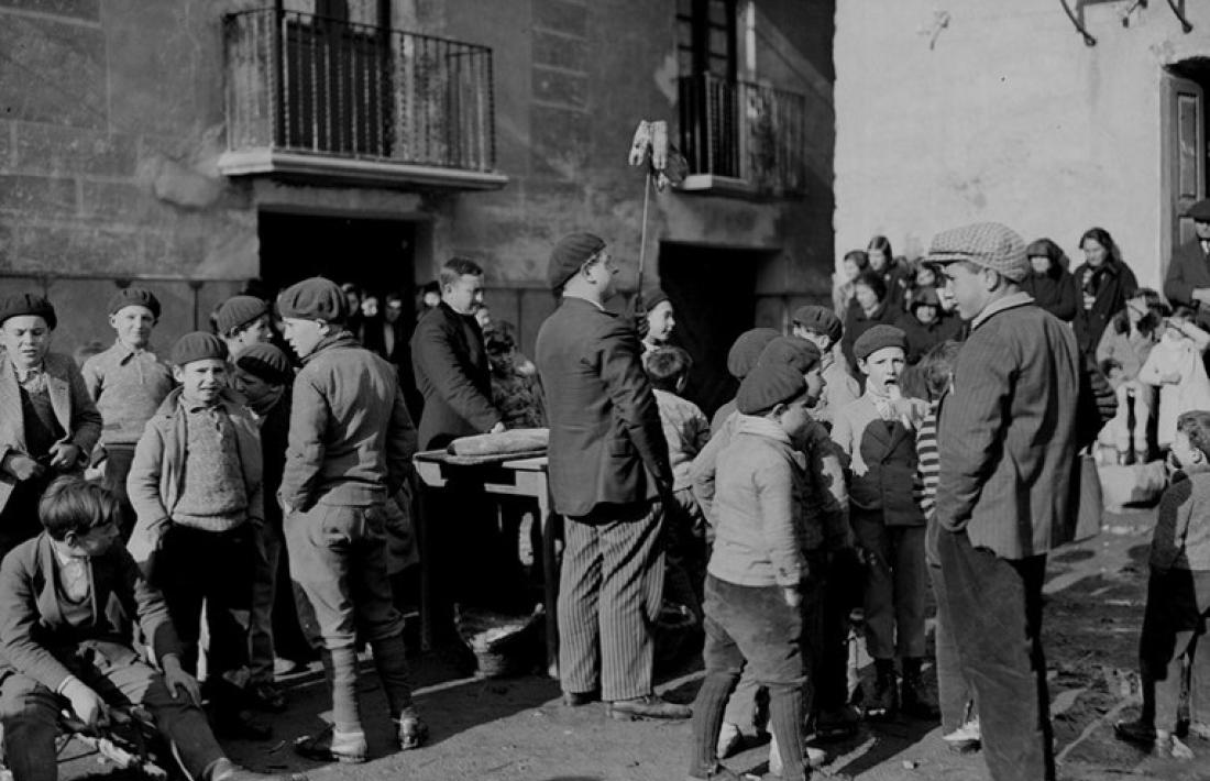 Els encants de Sant Antoni a la plaça, amb casa Molines al fons.