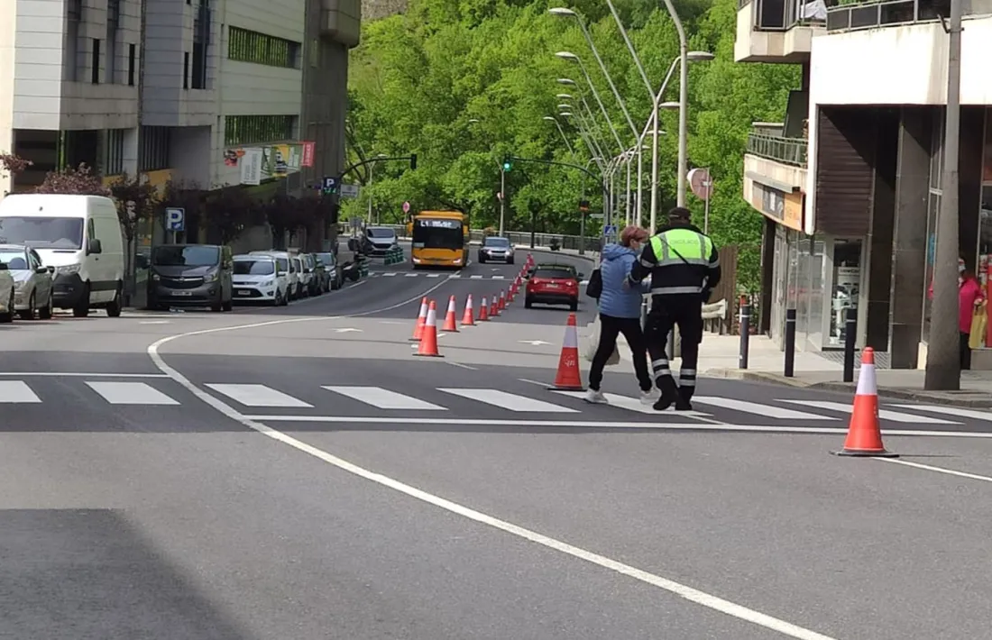 Cons per habilitar el doble carril de pujada a Sant Julià en una imatge d'arxiu.