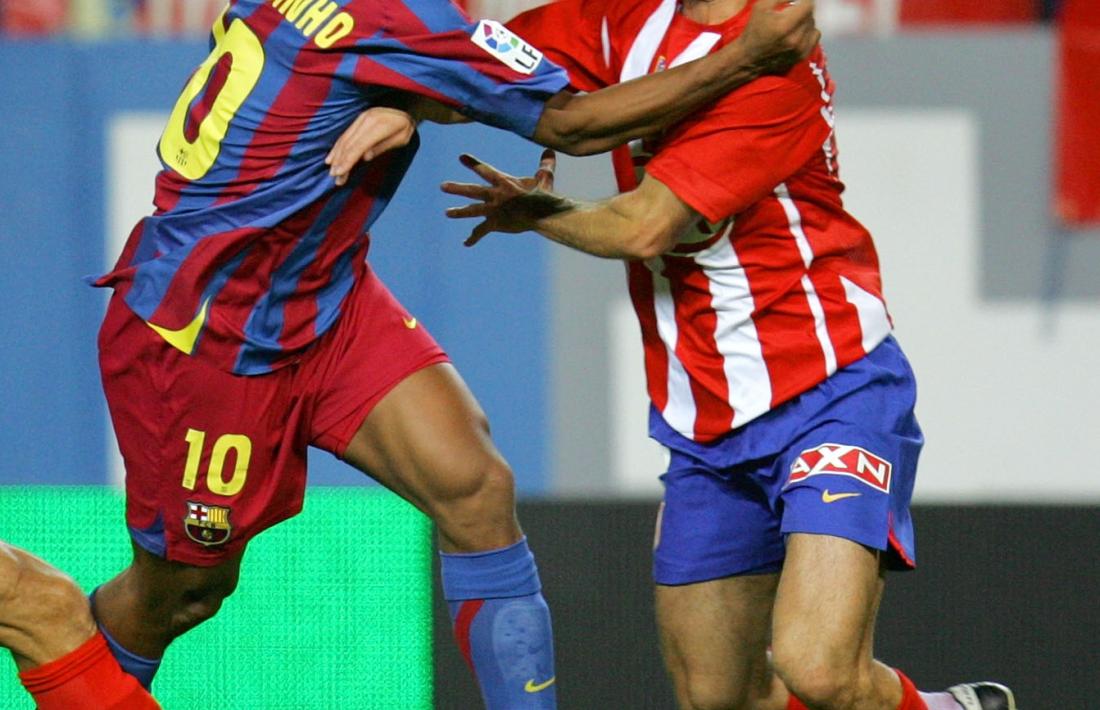 Juan Velasco, amb l'Atlètico Madrid, defensant a Ronaldinho. Foto: La Liga