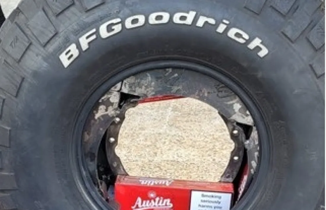 Imatge del tabac amagat a la roda.