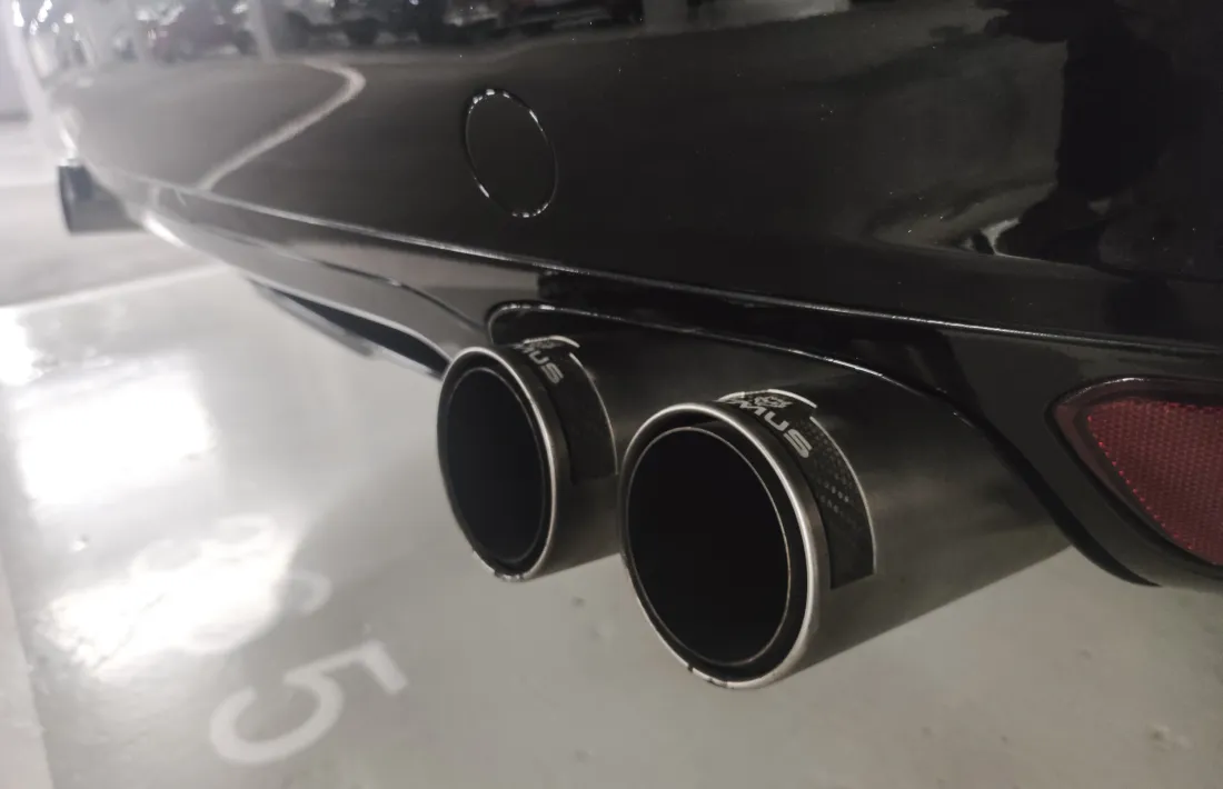 El tub d’escapament d’un vehicle de gran potència.