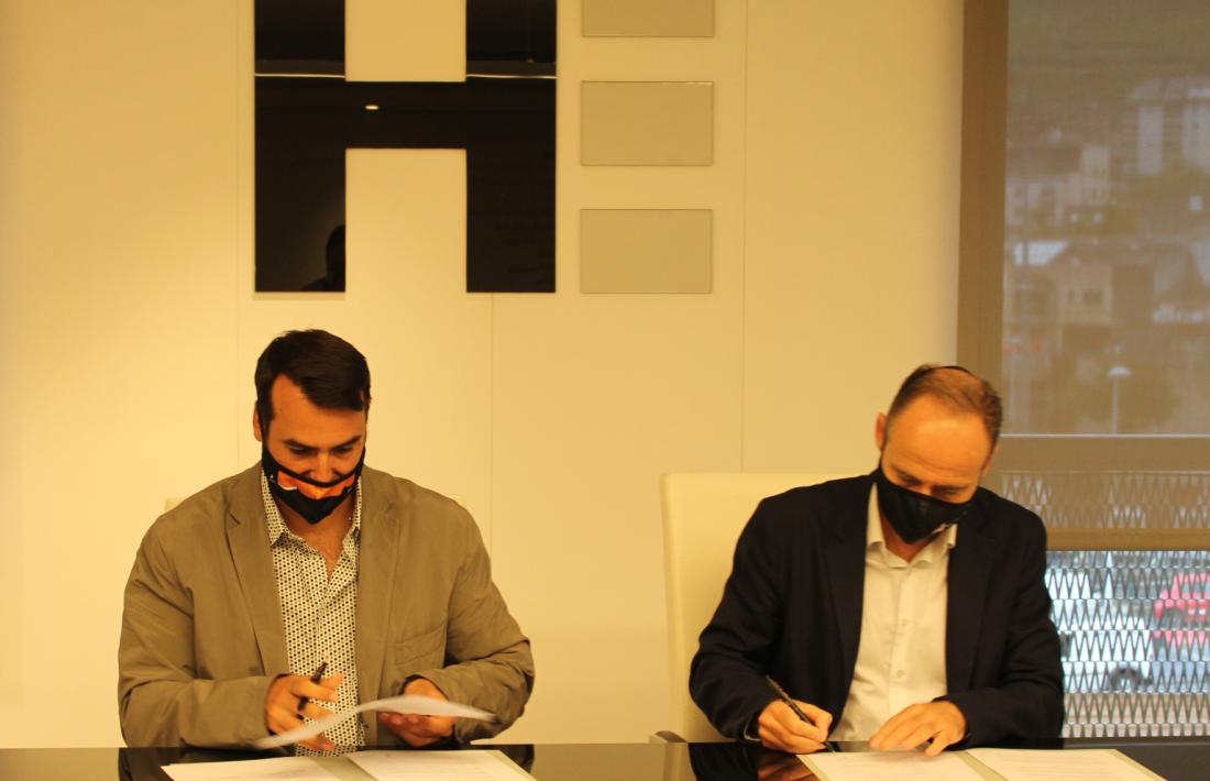 Un moment de la signatura del conveni, avui.