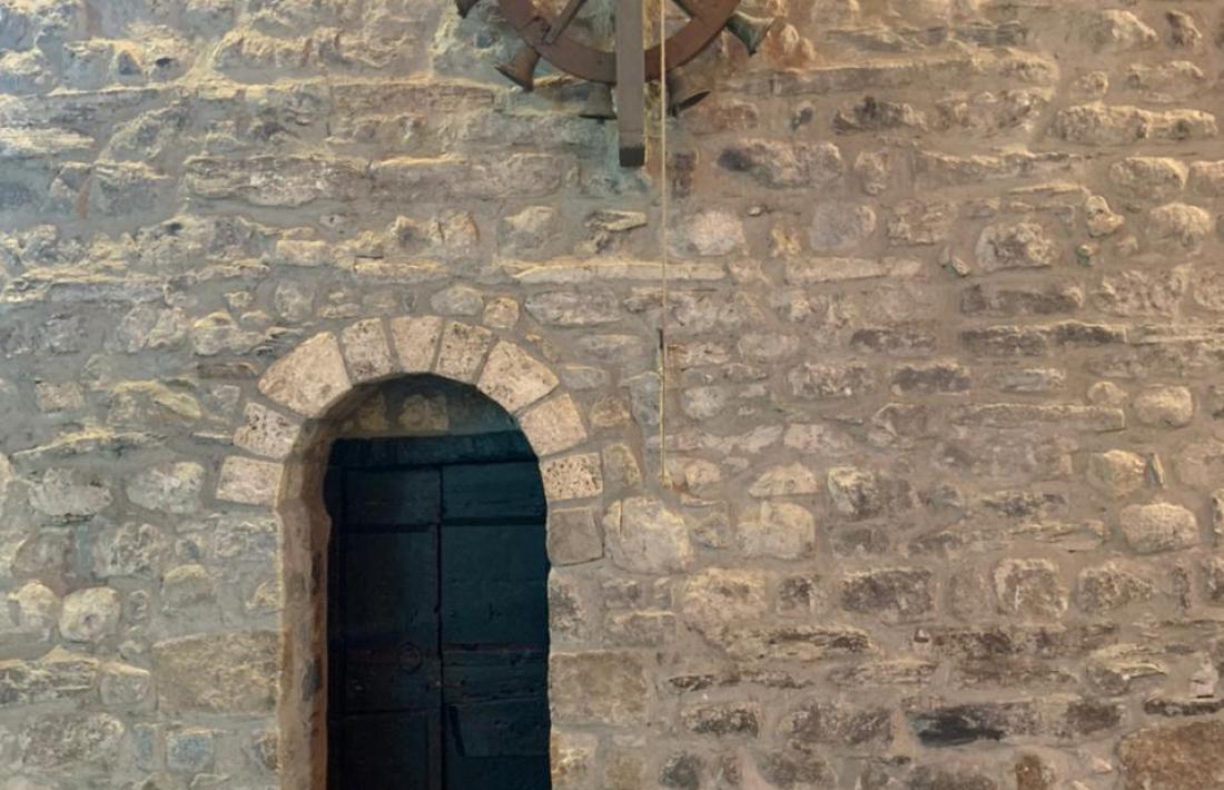 La roda de campanes de Santa Eulàlia no ha conservat la caixa reglamentària.