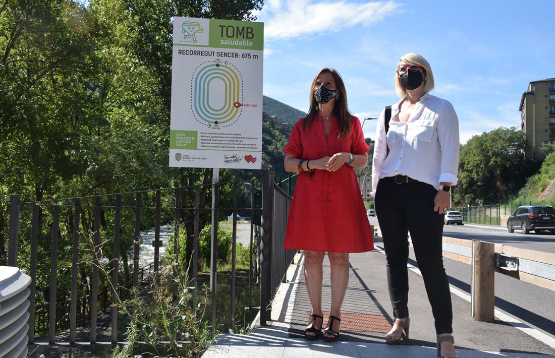 La cònsol menor de Sant Julià, Mireia Codina, i la consellera de Turisme i Esports, Diana Sánchez, a l'inici del recorregut del Tomb Saludable.