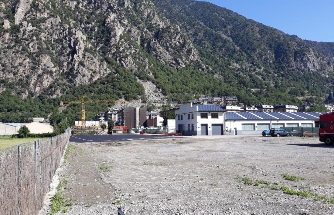 El terreny on s'ubicarà el nou aparcament.