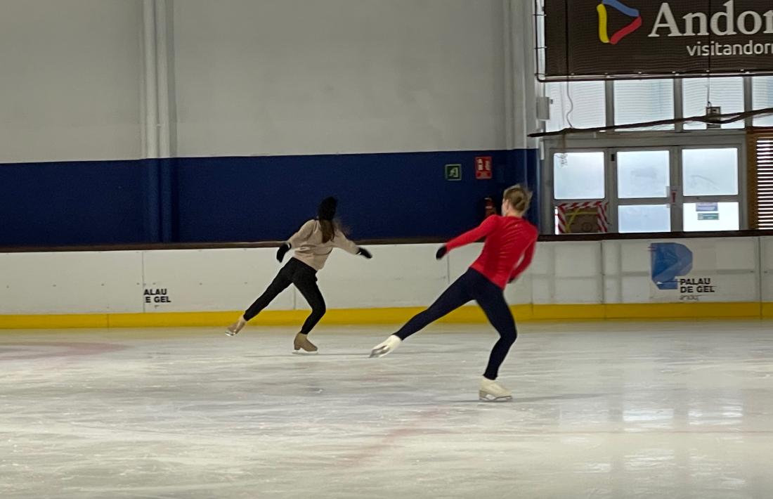 Czisny mostrant a una jove patinadora un moviment.