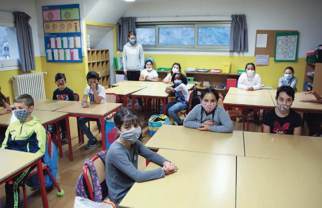 Alumnes amb mascareta a l'inici del curs escolar passat.
