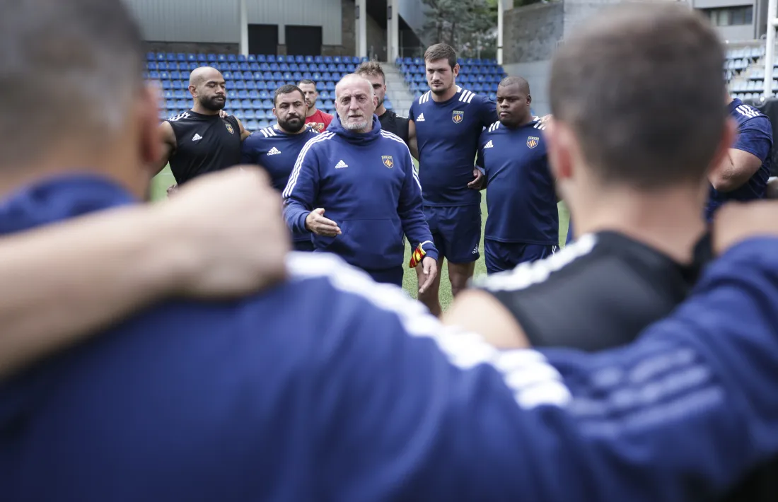 Tristan Labouteley, ex-VPC Andorra, escolta les indicacions de Patrick Arlettaz. Foto: Facundo Santana