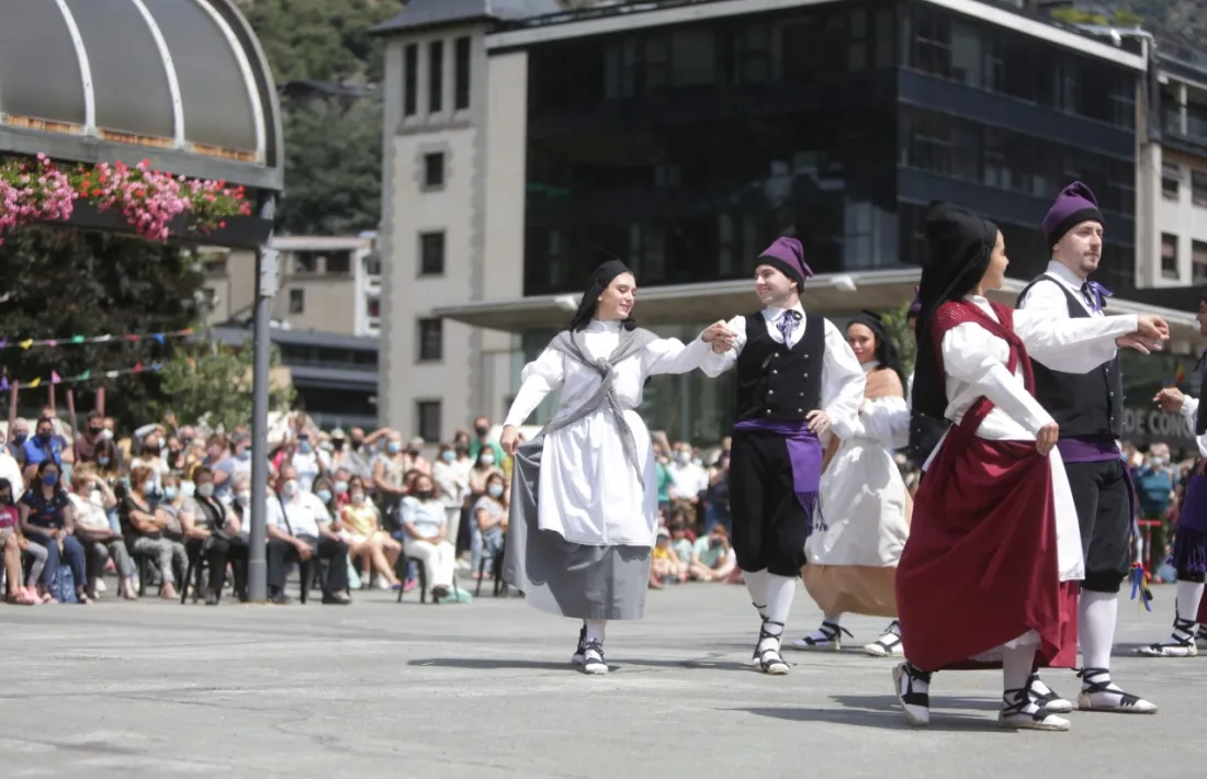 La plaça del Poble va acollir ahir el ball del Contrapàs.