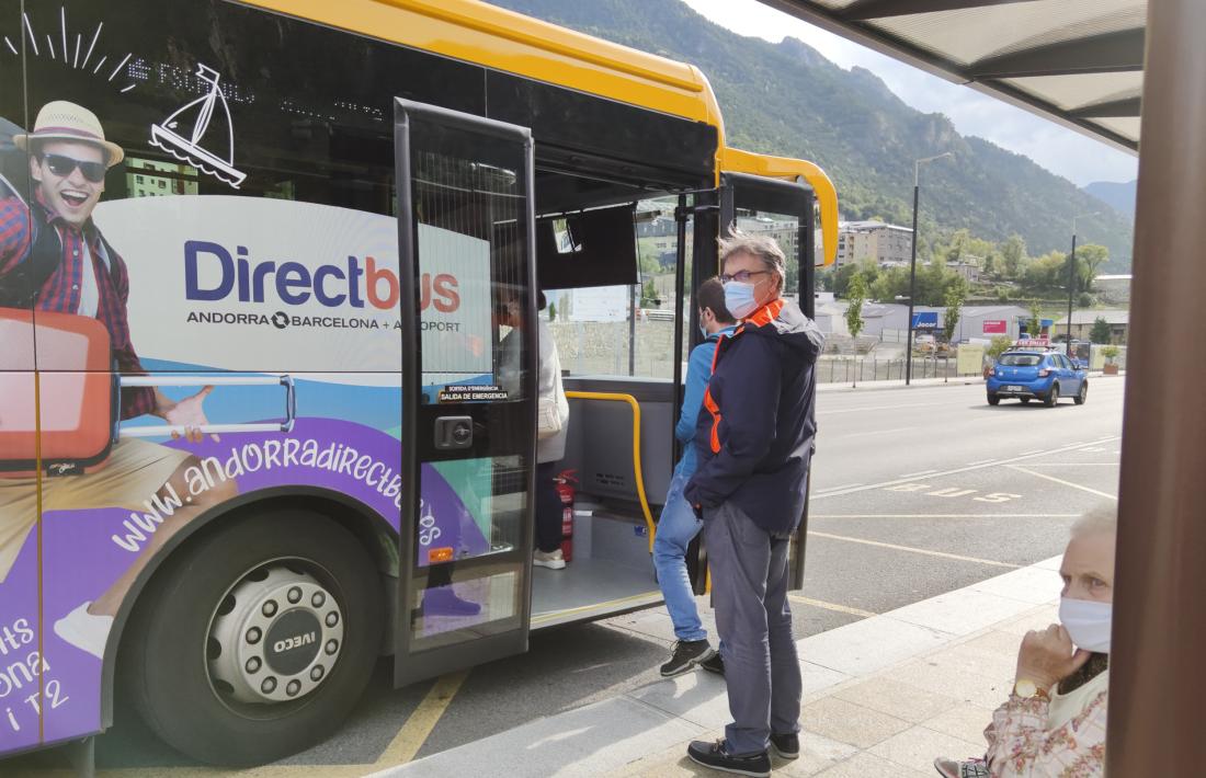 Un autobús de les línies de transport públic interurbà operat per Autocars Nadal.