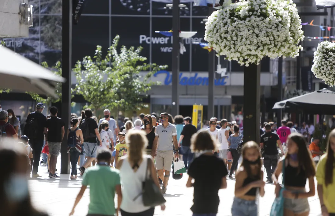 L’eix comercial ple de gom a gom reflecteix el gran nombre de turistes que visiten el Principat aquests dies.