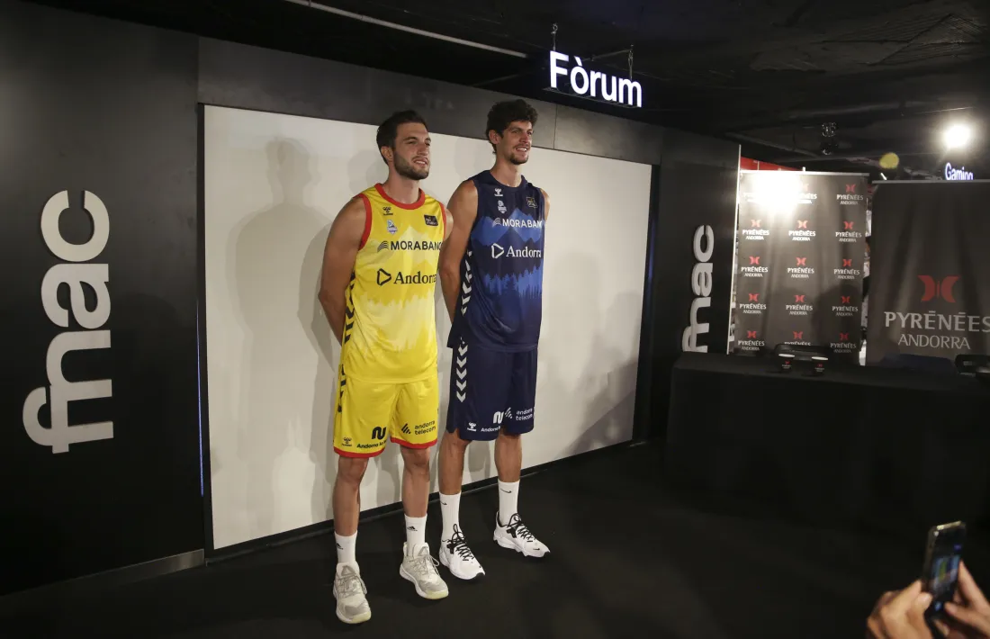 Sergi García i Oriol Paulí amb la nova equipació del MoraBanc Andorra.