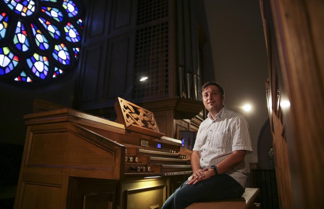 L'organista polonès, a l'orgue de Sant Esteve d'Andorra la Vella, on avui protagonitza un concert. 