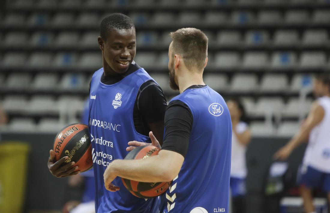 Moussa Diagne i David Jelínek en l’entrenament d’ahir del MoraBanc Andorra.