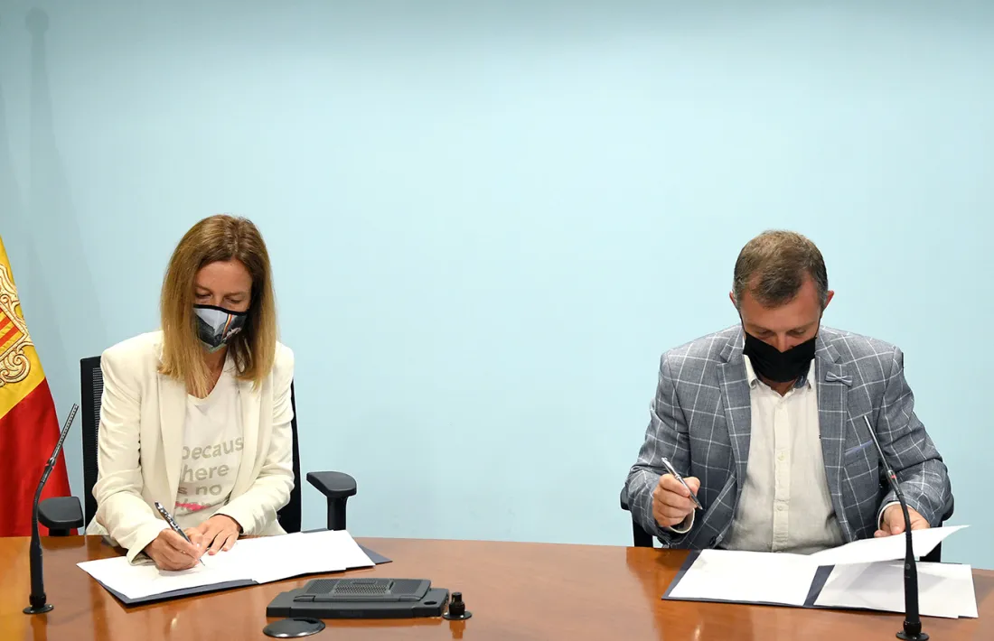 Sílvia Calvó i Josep Majoral durant la signatura del conveni.