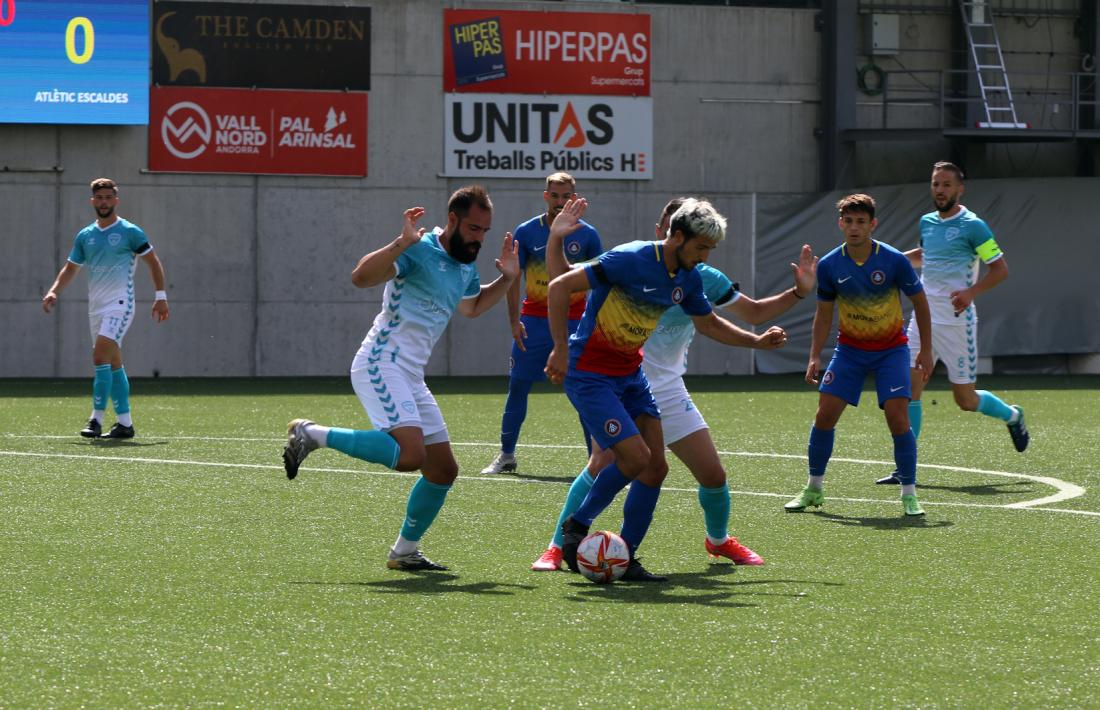 Manu Nieto intenta escapolir-se de l’escomesa de dos rivals, ahir a l’Estadi Nacional.