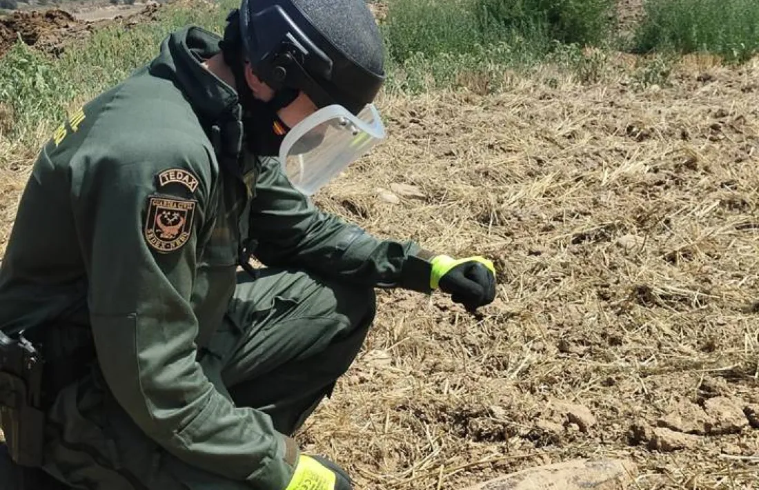 Un membre del Gedex amb el projectil localitzat.