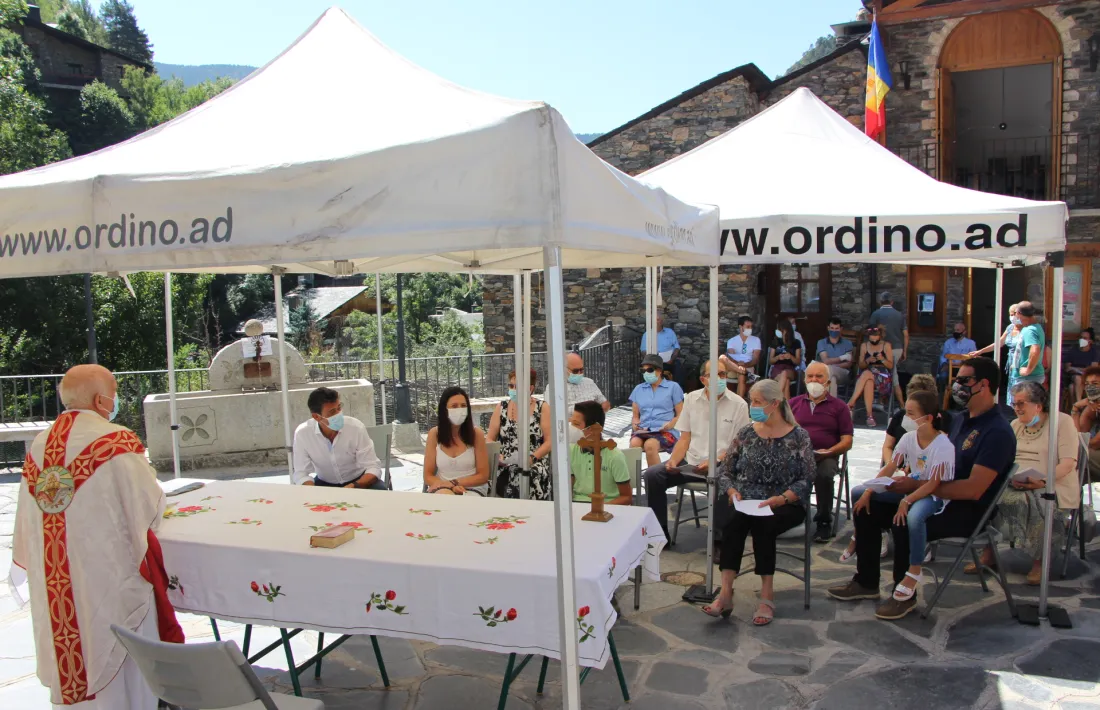 Un moment de la celebració de la missa, aquest migdia.