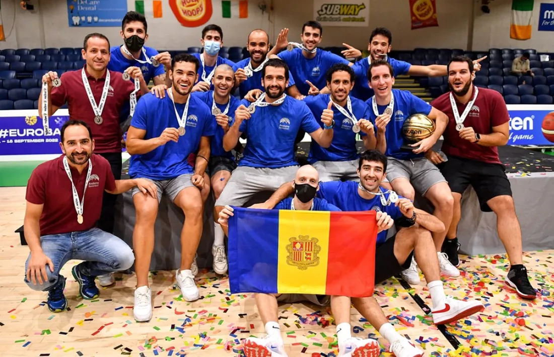 La selecció nacional celebra la medalla de plata obtinguda en l’Europeu d’Irlanda.