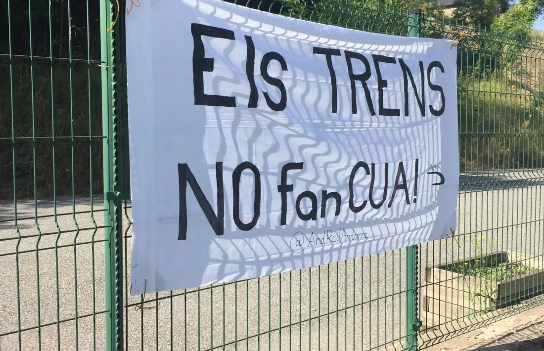 Pancarta que la plataforma va penjar fa un mes a la zona fronterera del riu Runer.