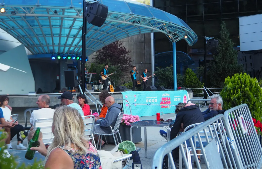 La gent, al bar, mentre gaudeix del grup Van'd Bolo, aquest dilluns a la plaça dels Arínsols d'Encamp.