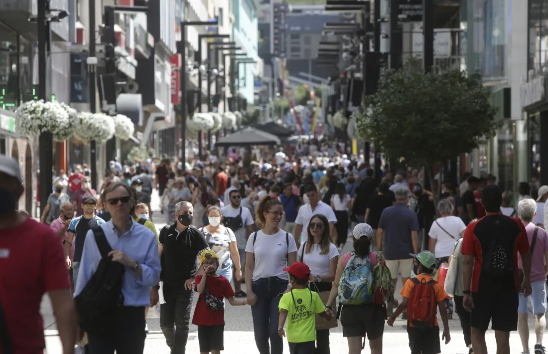 L’eix comercial segueix mostrant una gran quantitat de visitants anant amunt i avall.