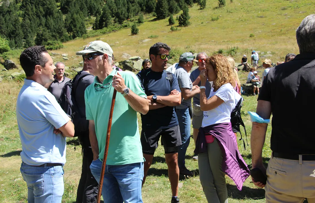 Les autoritats conversen durant l'acte de la benedicció del bestiar d'Ordino.