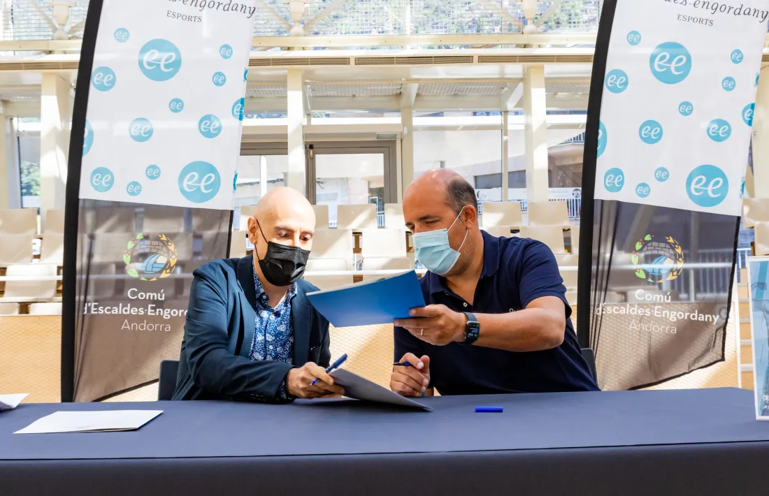 Quim Dolsa i Gorka Aixàs van signar la renovació del conveni de col·laboració entre el Comú d’Escaldes-Engordany i el MoraBanc.