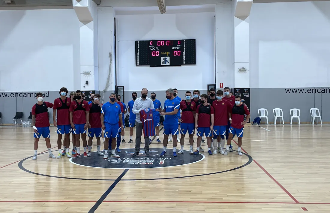 Els jugadors del Barça B de futbol sala, amb el cos tècnic i el conseller d'Esports del Comú, Xavier Fernàndez.