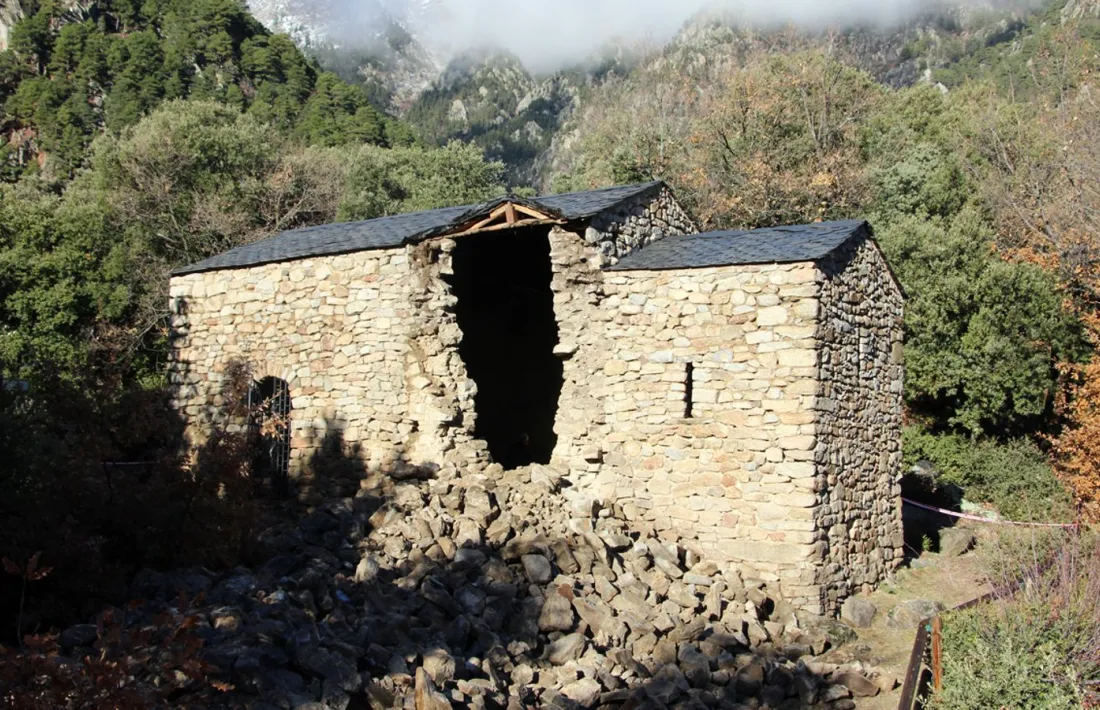 Imatge de l'església després de l'ensorrament del campanar. 