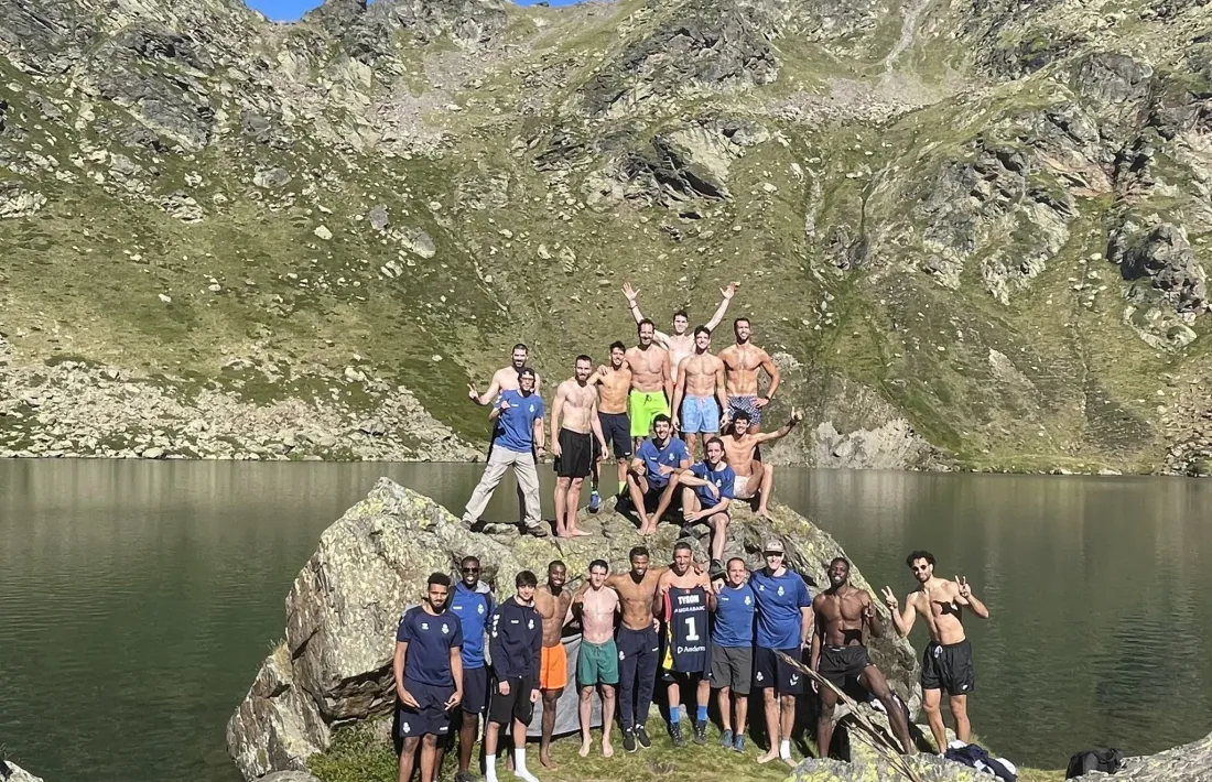 El cos tècnic i els jugadors del MoraBanc Andorra ahir en la sortida a Tristaina.
