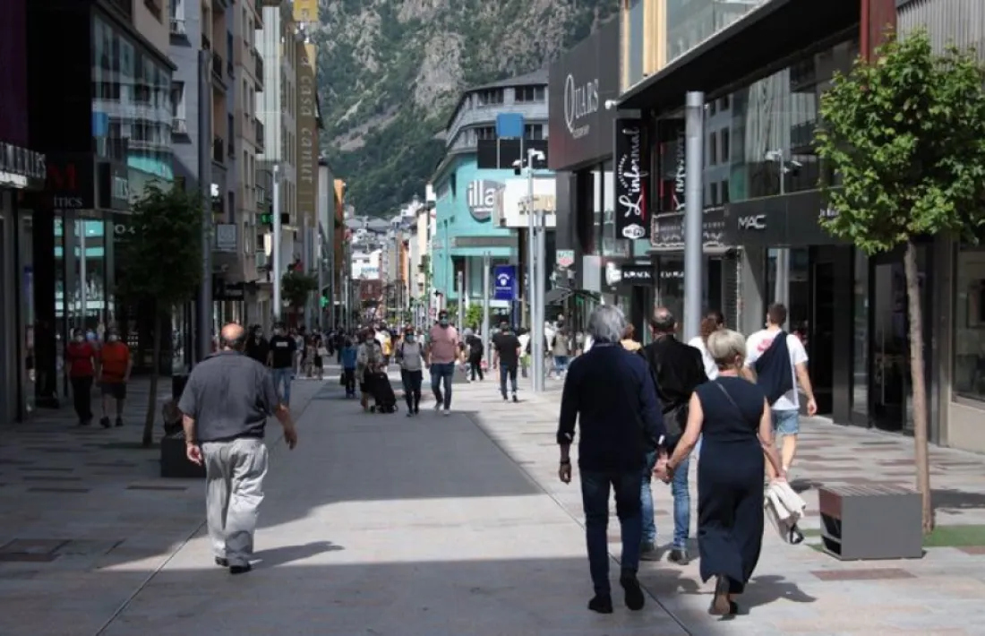 Gent passejant a l'avinguda Meritxell, a l'inici de la pandèmia.