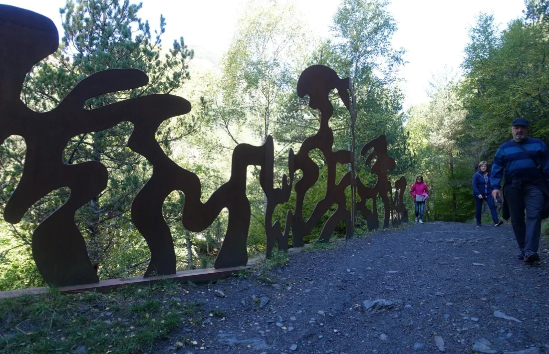 L'escultura 'L'home talp que camina', de Guy de Rougemont. 