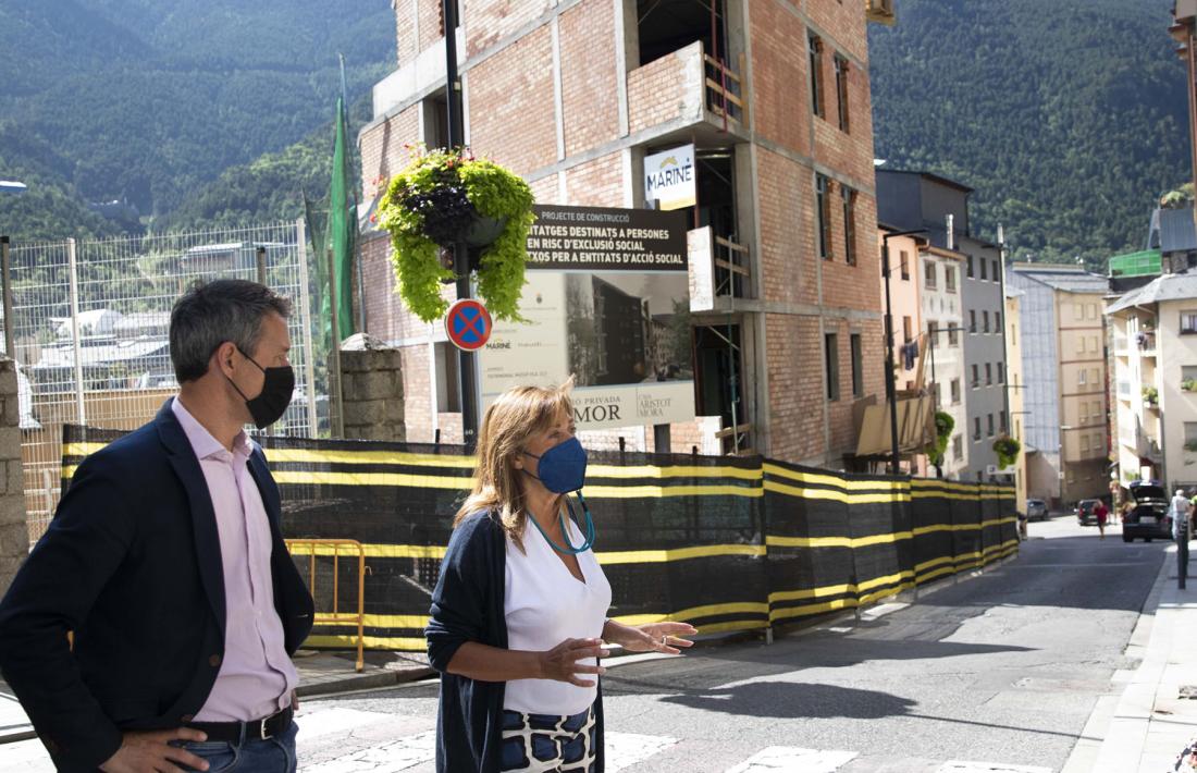 Els cònsols d’Andorra la Vella, Conxita Marsol i David Astrié, davant de l’espai que ocuparà el nou ascensor.
