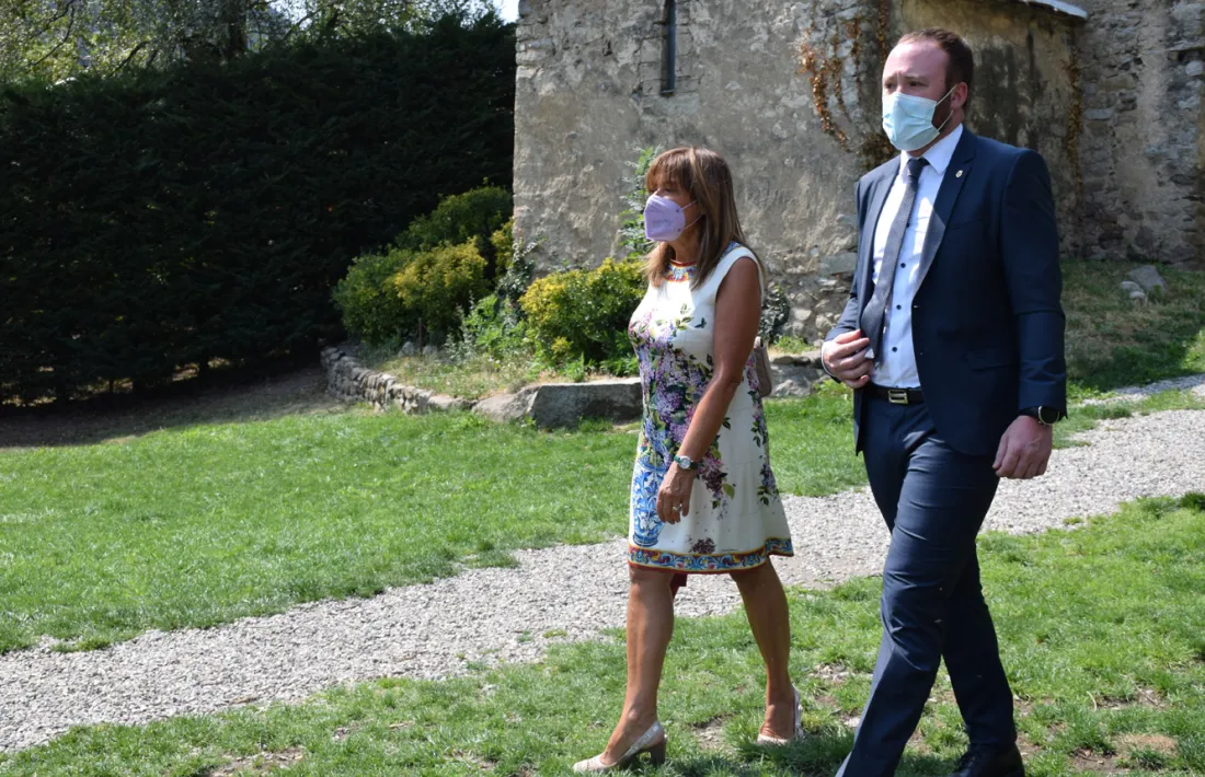 La cònsol major, Conxita Marsol, i el conseller d'Aparcaments i de Patrimoni Natural, Gerard Menardia, a la festa major de Santa Coloma.