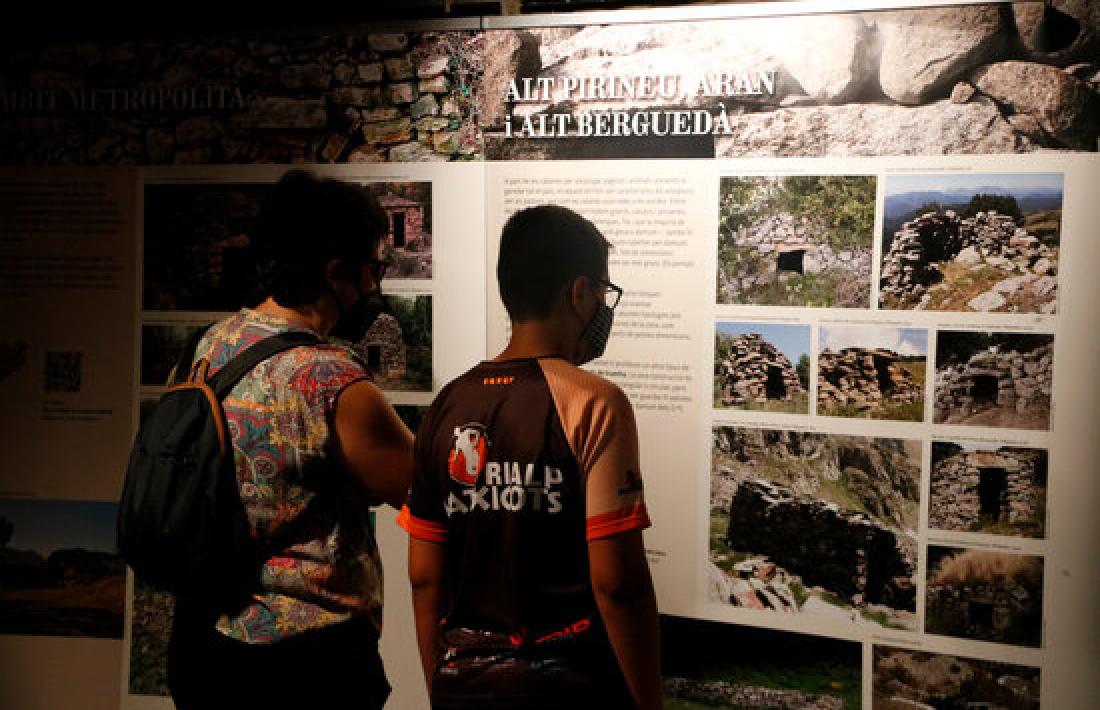 Visitants de l'exposició sobre pedra seca. 