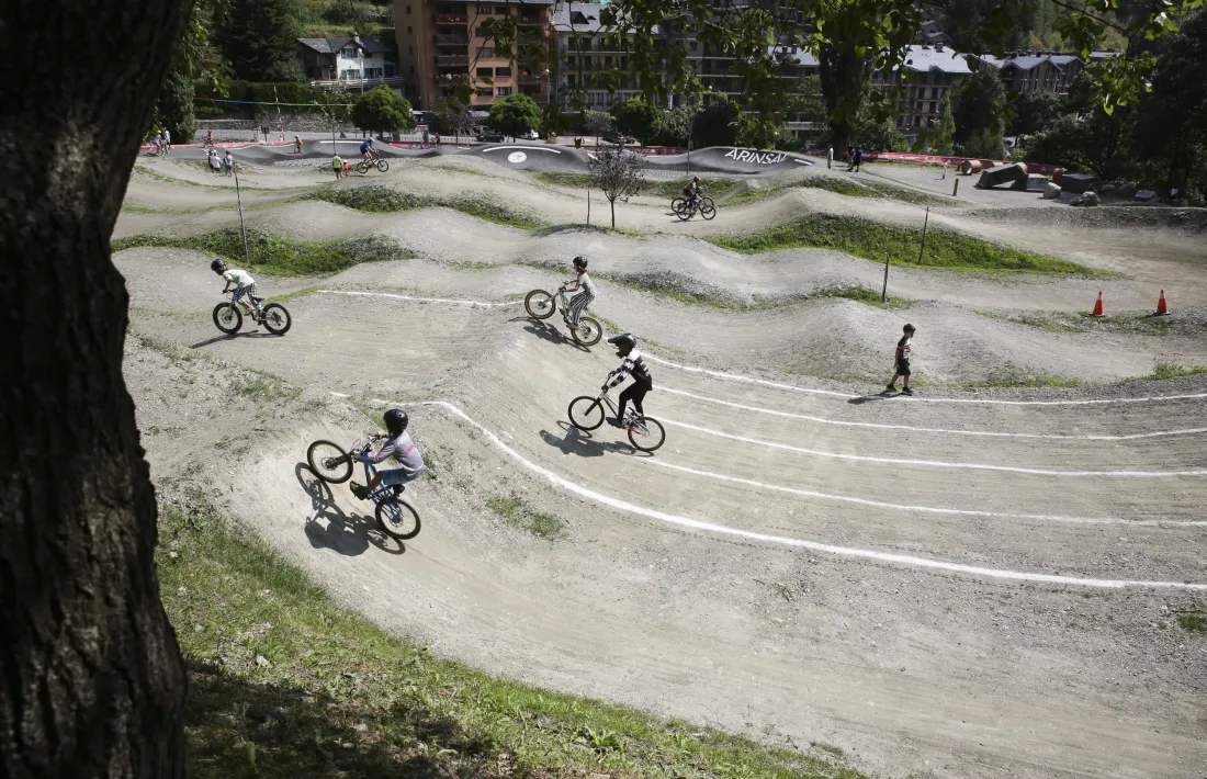 La zona esportiva de les Berques s’ha consolidat entre aficionats a la bici, l’‘skate’ o els patinets.