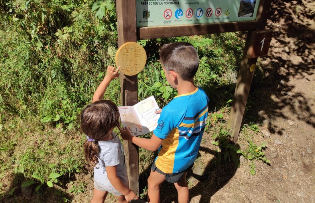 Dos infants fent una prova del joc de pistes.