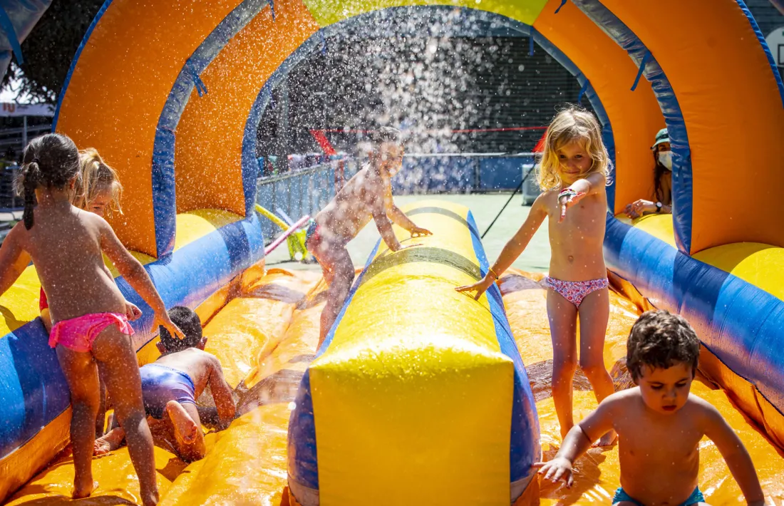 Infants a les instal·lacions de l'aquaparc.