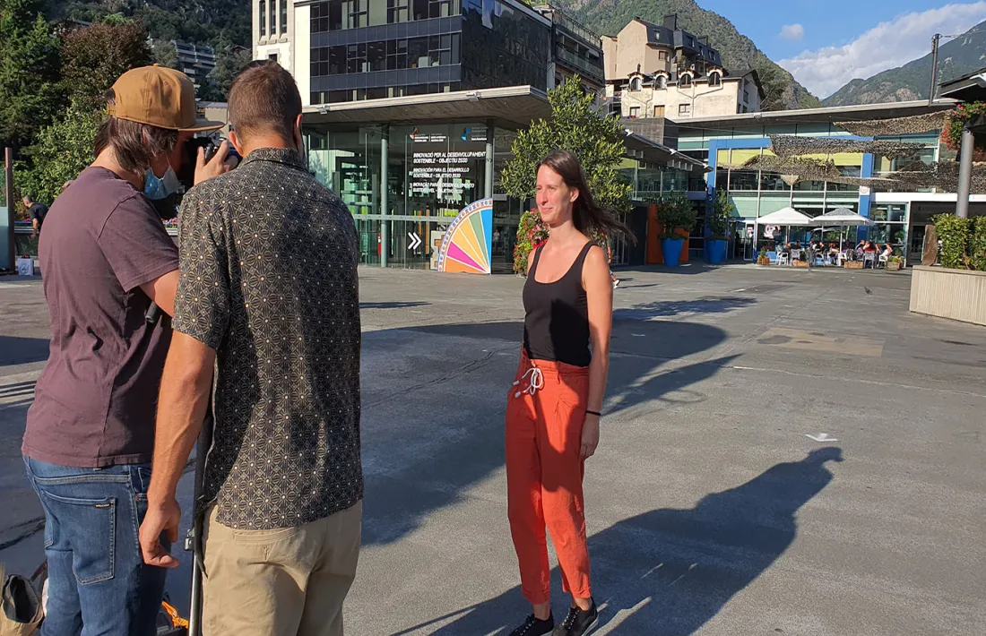Una de les participants a l'espot publicitari d'Atida fent-se la fotografia aquesta tarda a la plaça del Poble.