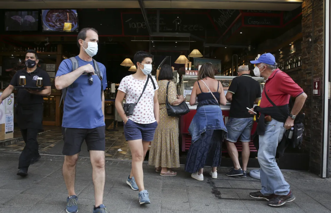 Gent entrant i sortint d'un restaurant del centre d'Andorra.