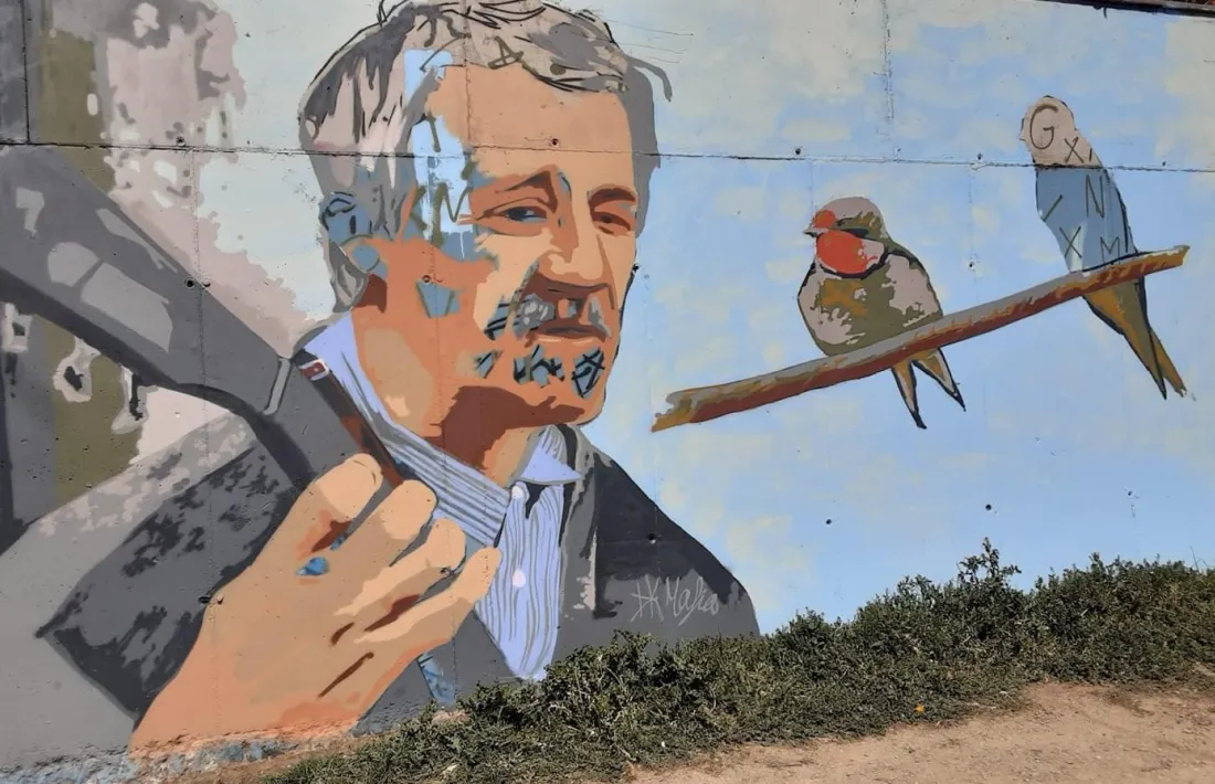 Mural del jove grafiter alturgellenc Oriol Garreta, un altre dels homenatges al popular home-orquestra. 